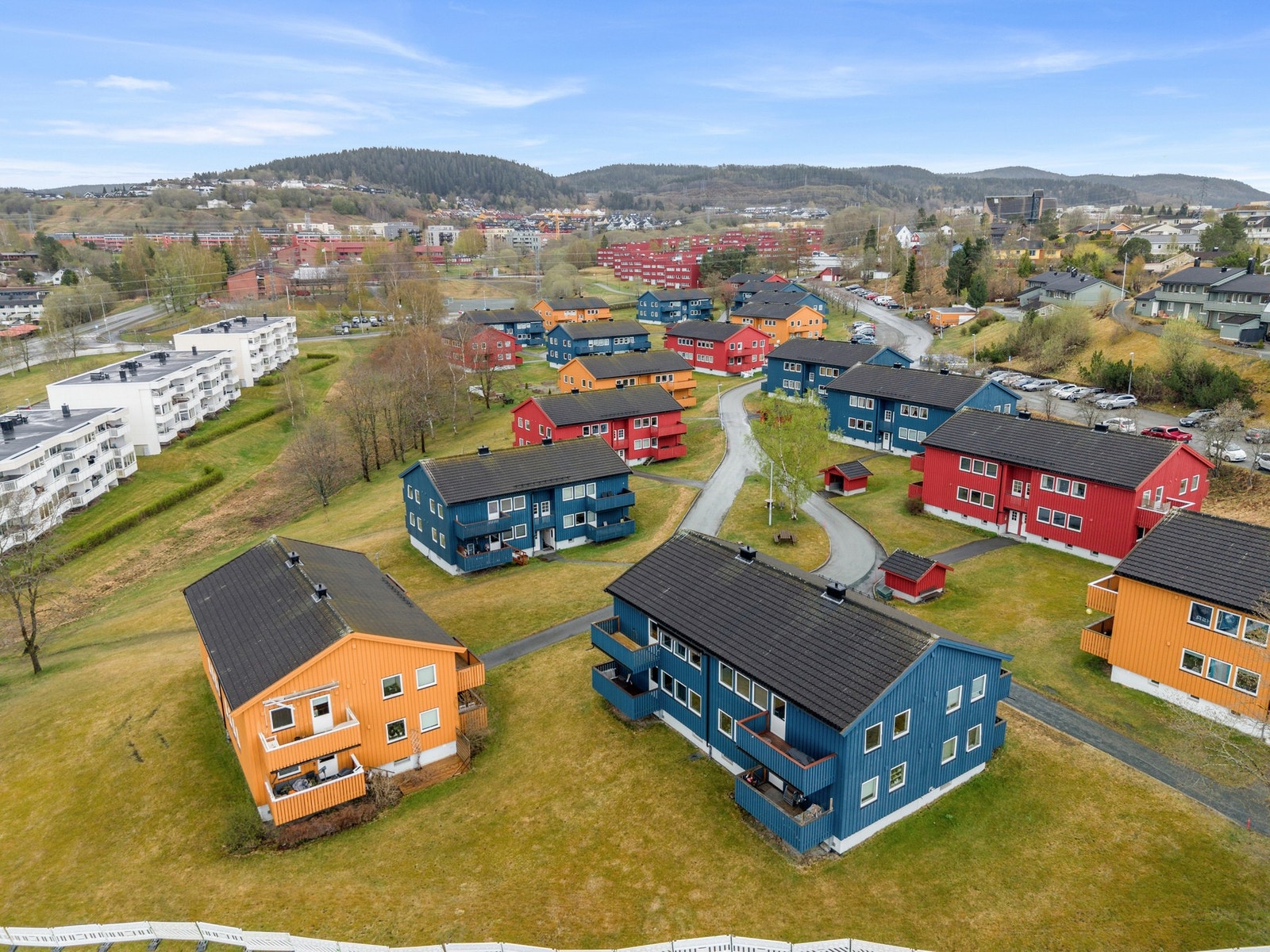 Trivelig boområde med kort vei til butikker, kollektivtransport og flotte grøntområder. Galleribilde