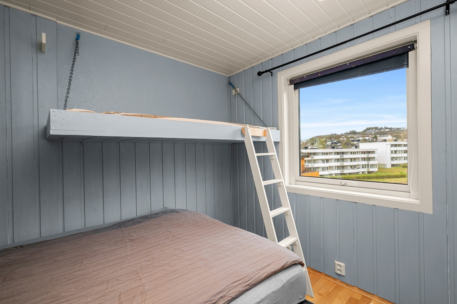 Smart løsning med god plassutnyttelse. Integrert veggseng kan enkelt slås ned ved behov, og gir fleksible sengeplasser for gjester. Galleribilde