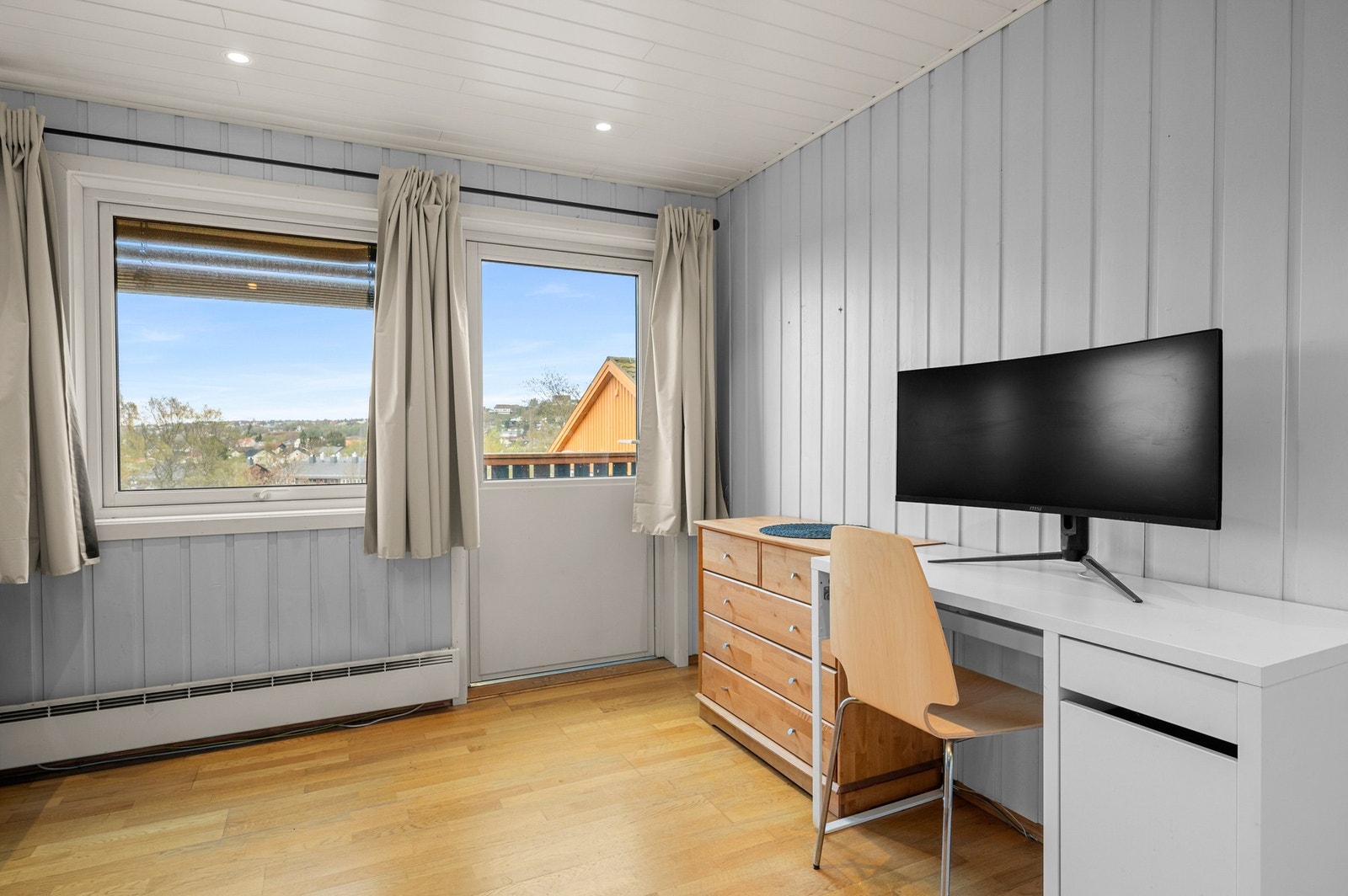 I enden av stuen har man adgang til balkongen. Galleribilde