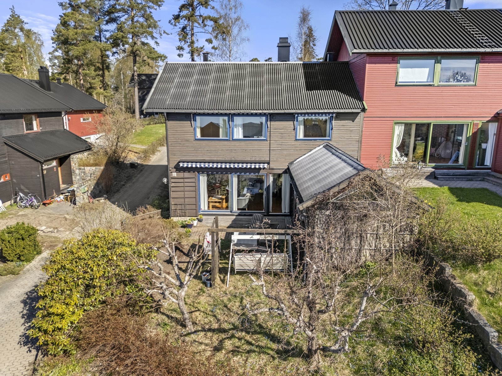 Eiendommen disponerer to utvendige boder på totalt 13,3 m², samt en garasjeplass Galleribilde