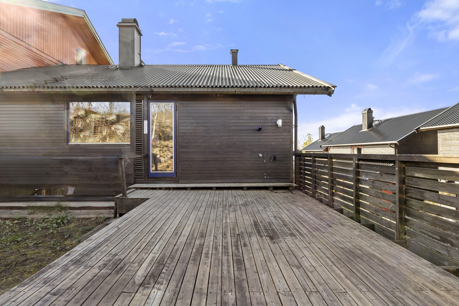 Den romslige terrassen på 19 m² har adkomst fra et av soverommene i første etasje. Galleribilde