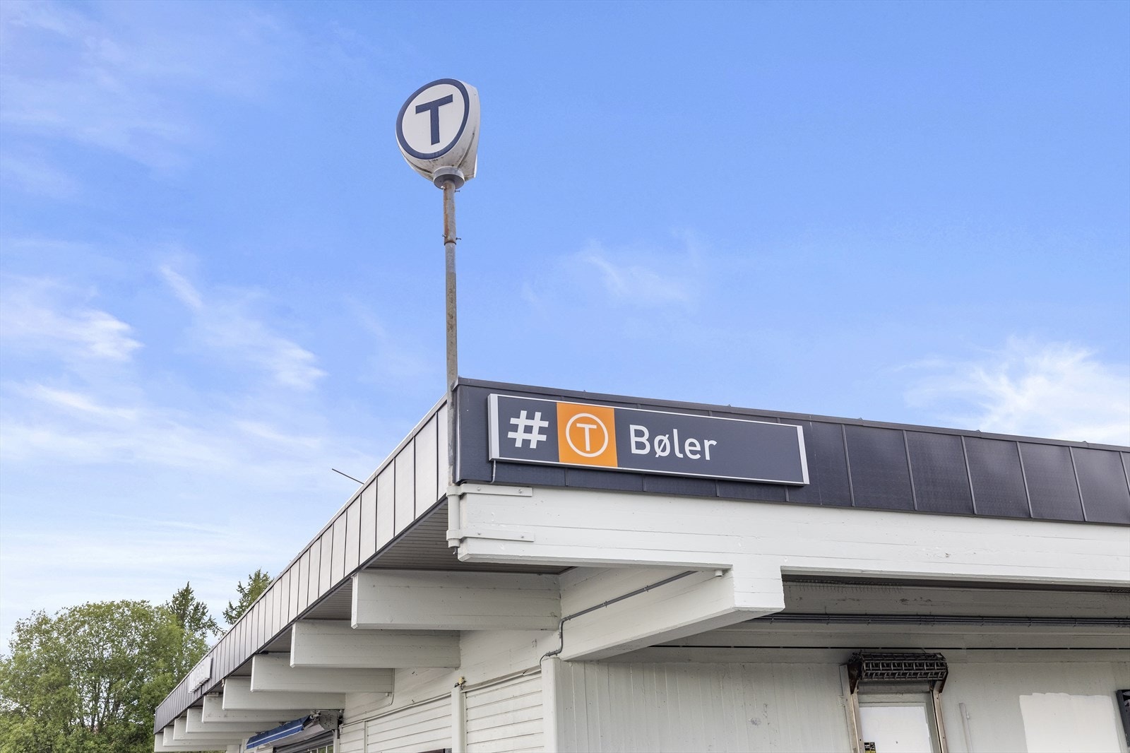 Kun fire minutters gange til Bøler T-banestasjon. Linje 3 tar 19 minutter til Oslo S. Bøler T bussholdeplass, med 5 minutters gange, går linjene NC2, 3N, FB10, 58, 76, 79. Galleribilde