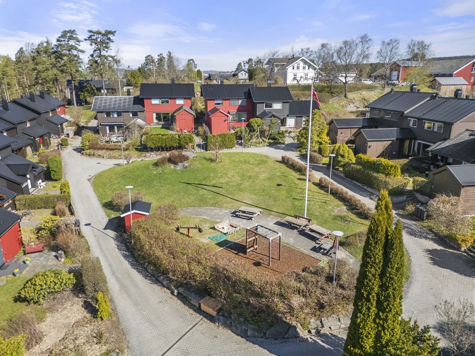 Boligen ligger i et barnevennlig område med felles lekeplass og grøntarealer. Galleribilde
