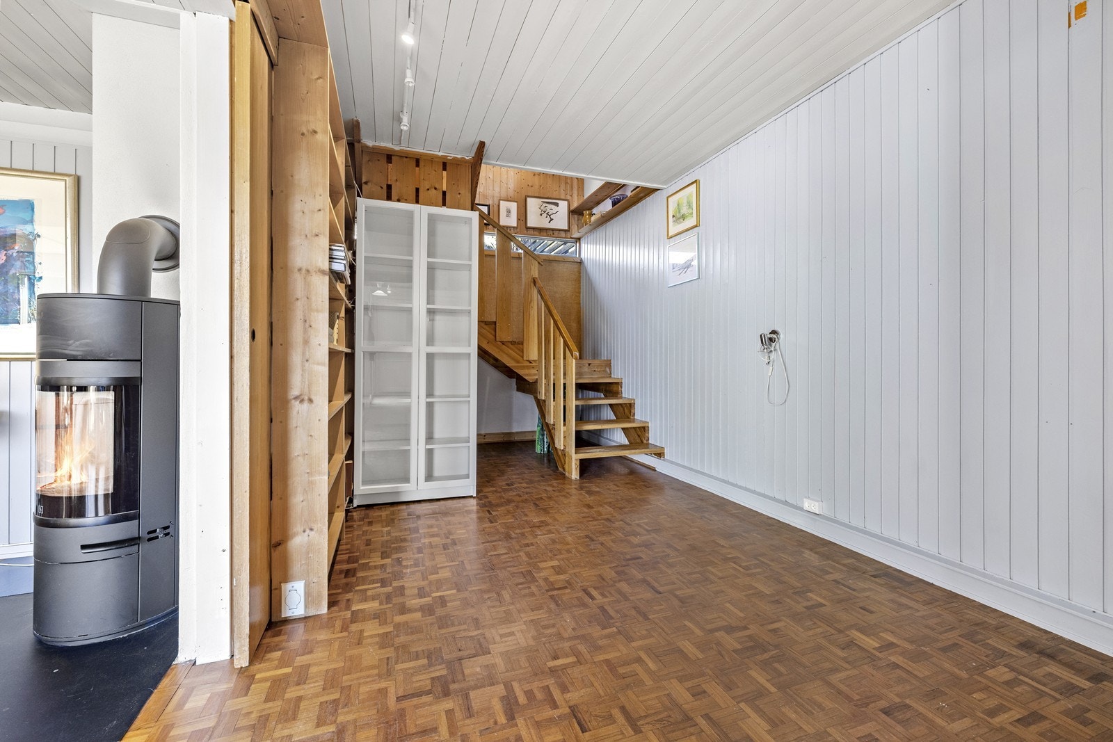 En lakkert tretrapp forbinder de to etasjene. Galleribilde