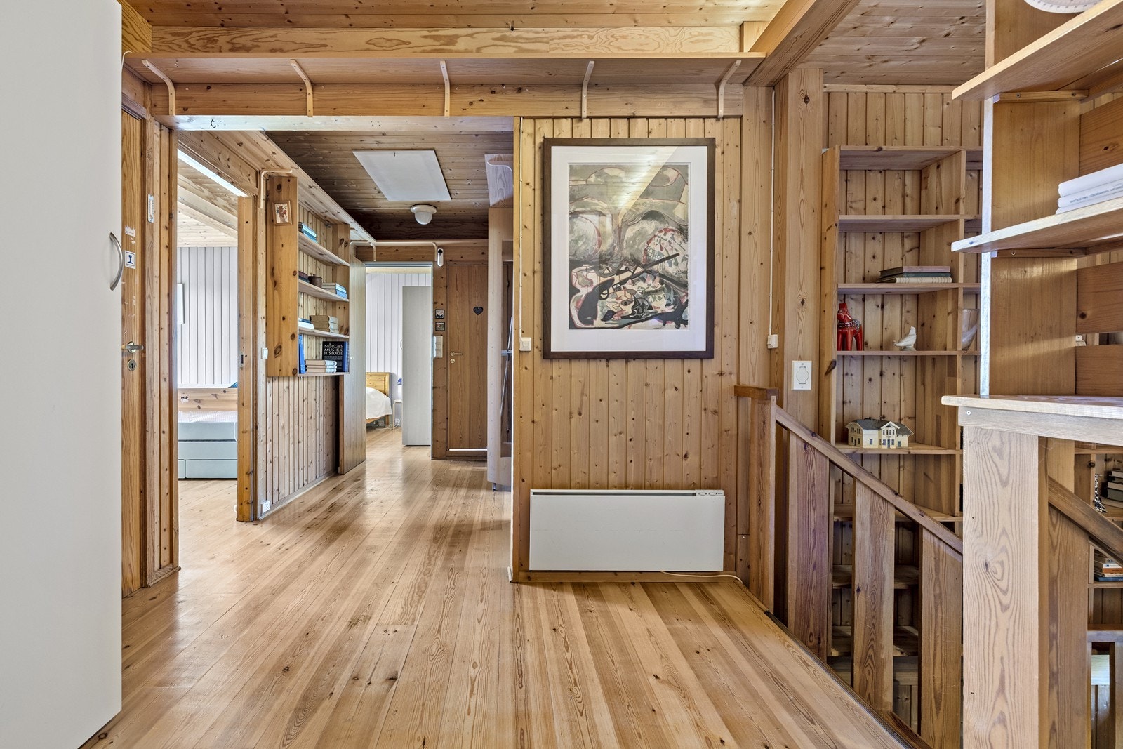 Første etasje er boligens private sone med fire soverom og bad. Galleribilde