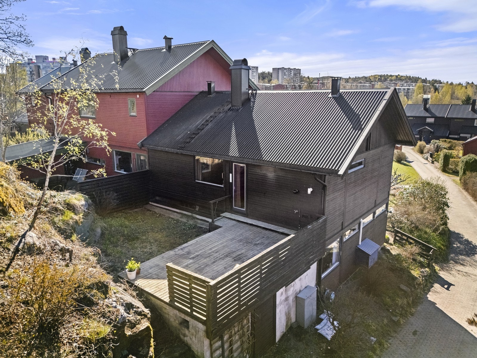 Boligen har en fleksibel planløsning med totalt fem soverom og to uteplasser, inkludert en nordvendt terrasse på 19 m². Galleribilde