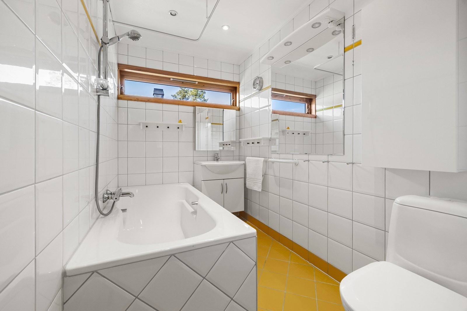 Hovedbadet i andre etasje ble renovert i 2000 og har fliser, gulvvarme og innfliset badekar. Galleribilde