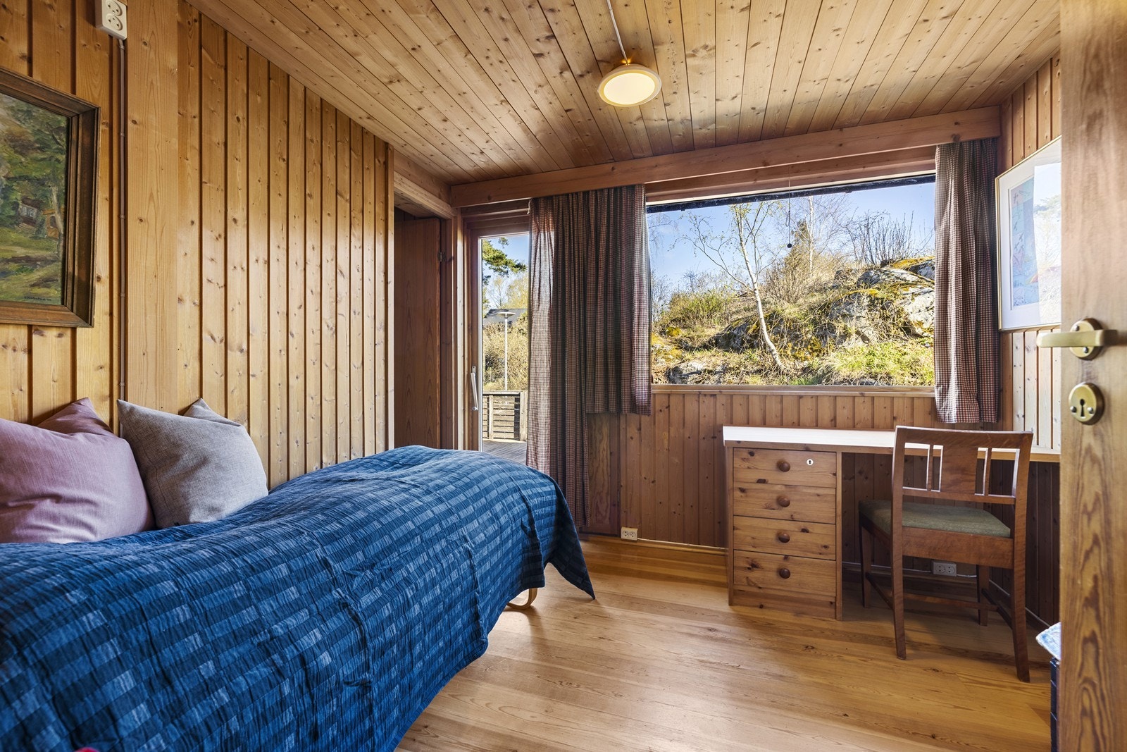 Dette soverommet har utgang til den store, nordvendte terrassen på 19 m². Galleribilde