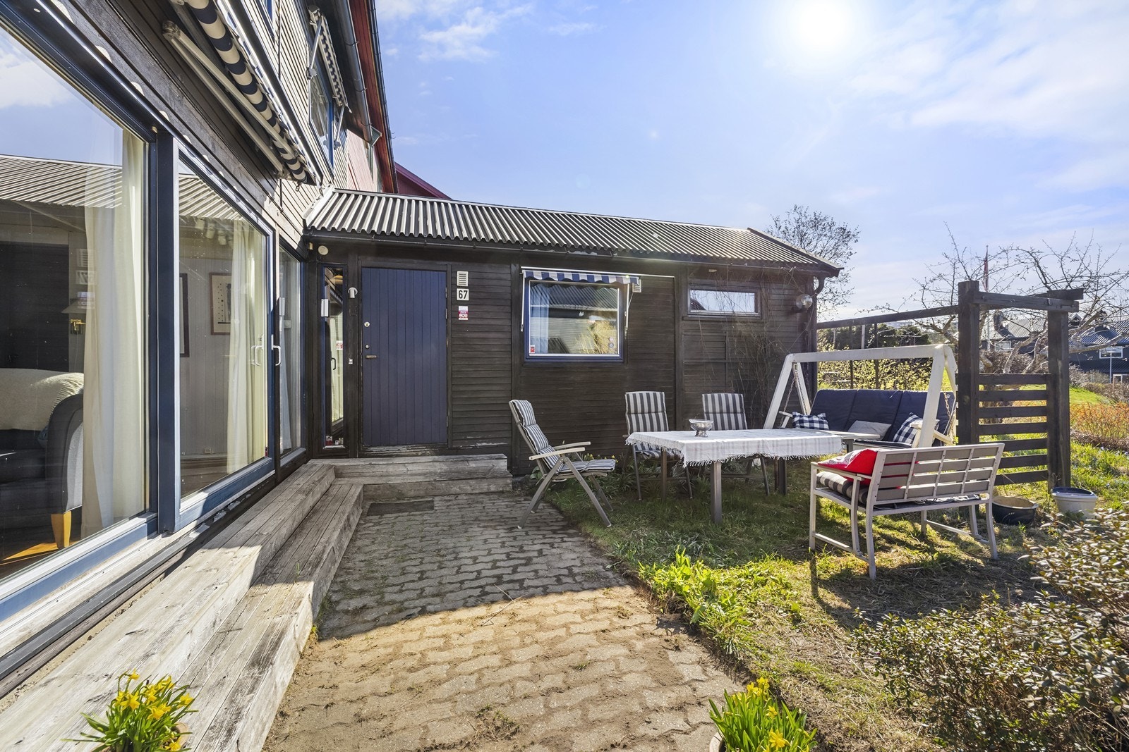 Fra stuen er det direkte utgang til en hyggelig, markterrasse og hage. Galleribilde
