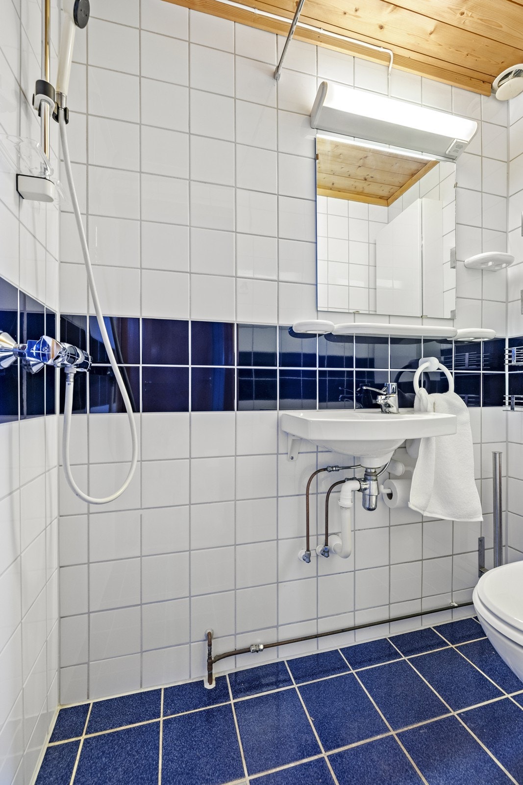 Badet i underetasjen er flislagt og har gulvvarme. Rommet ble renovert i 1997. Galleribilde