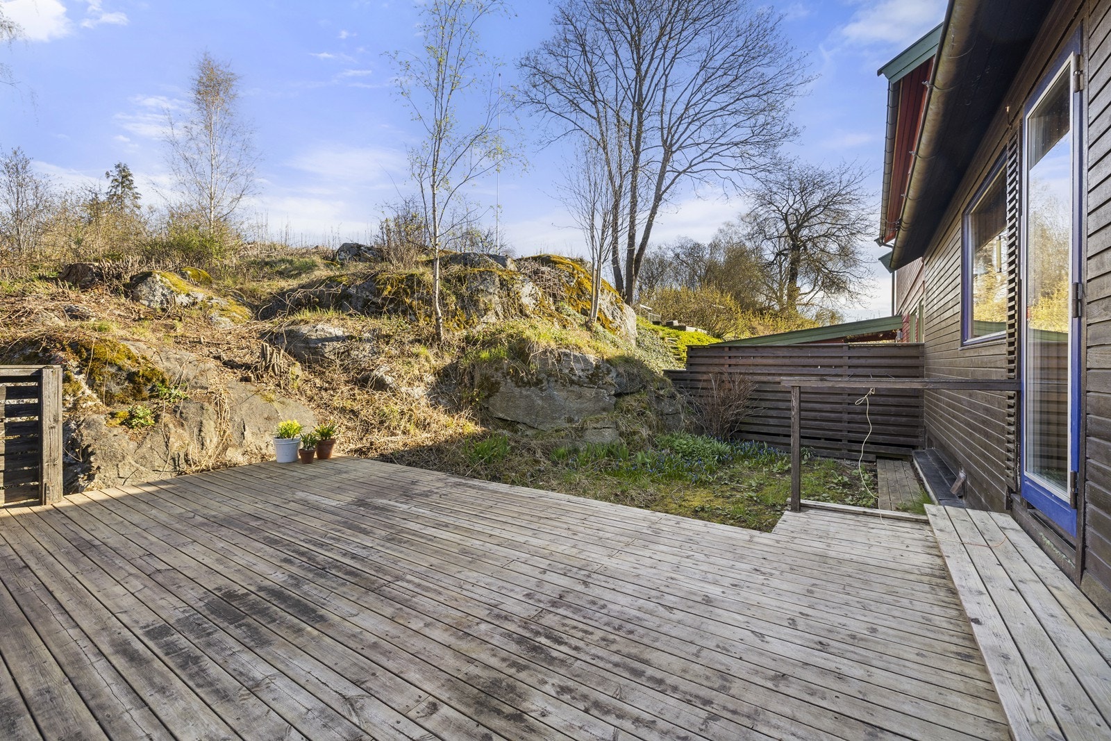 Terrassen er utstyrt med både utelys og utekran. Galleribilde