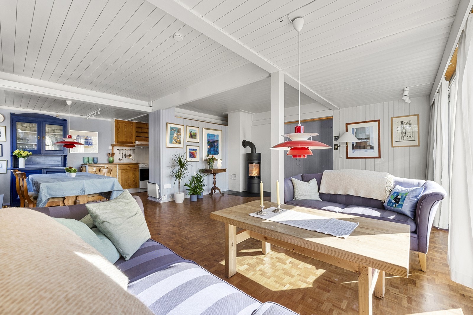 En effektiv varmepumpe og en vedovn sørger for behagelig oppvarming i stuen. Galleribilde