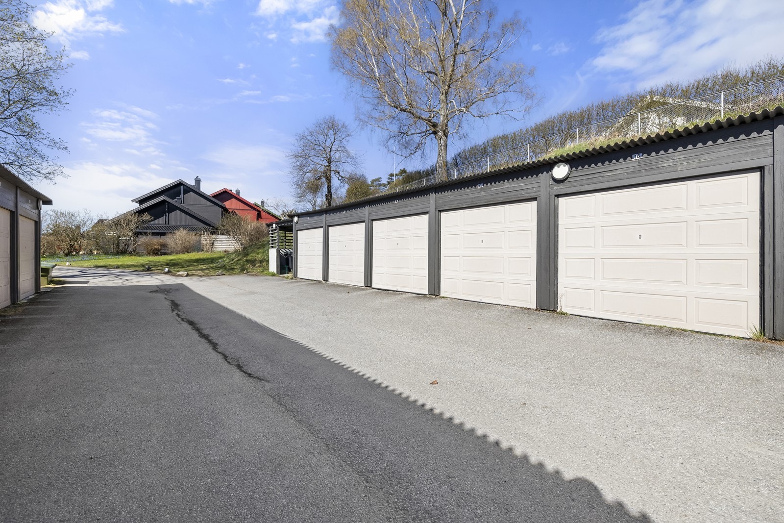 Det medfølger en garasjeplass i rekke. Garasjen har motorisert port og opplegg for elbillader. Galleribilde