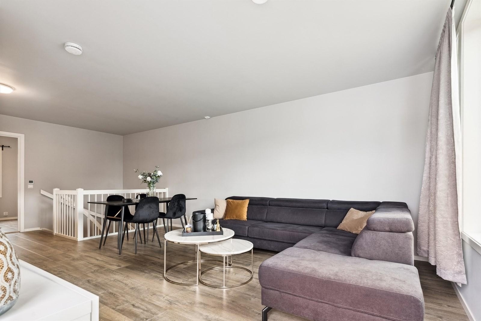 Romslig og lys stue med store vinduer som slipper inn naturlig lys Galleribilde