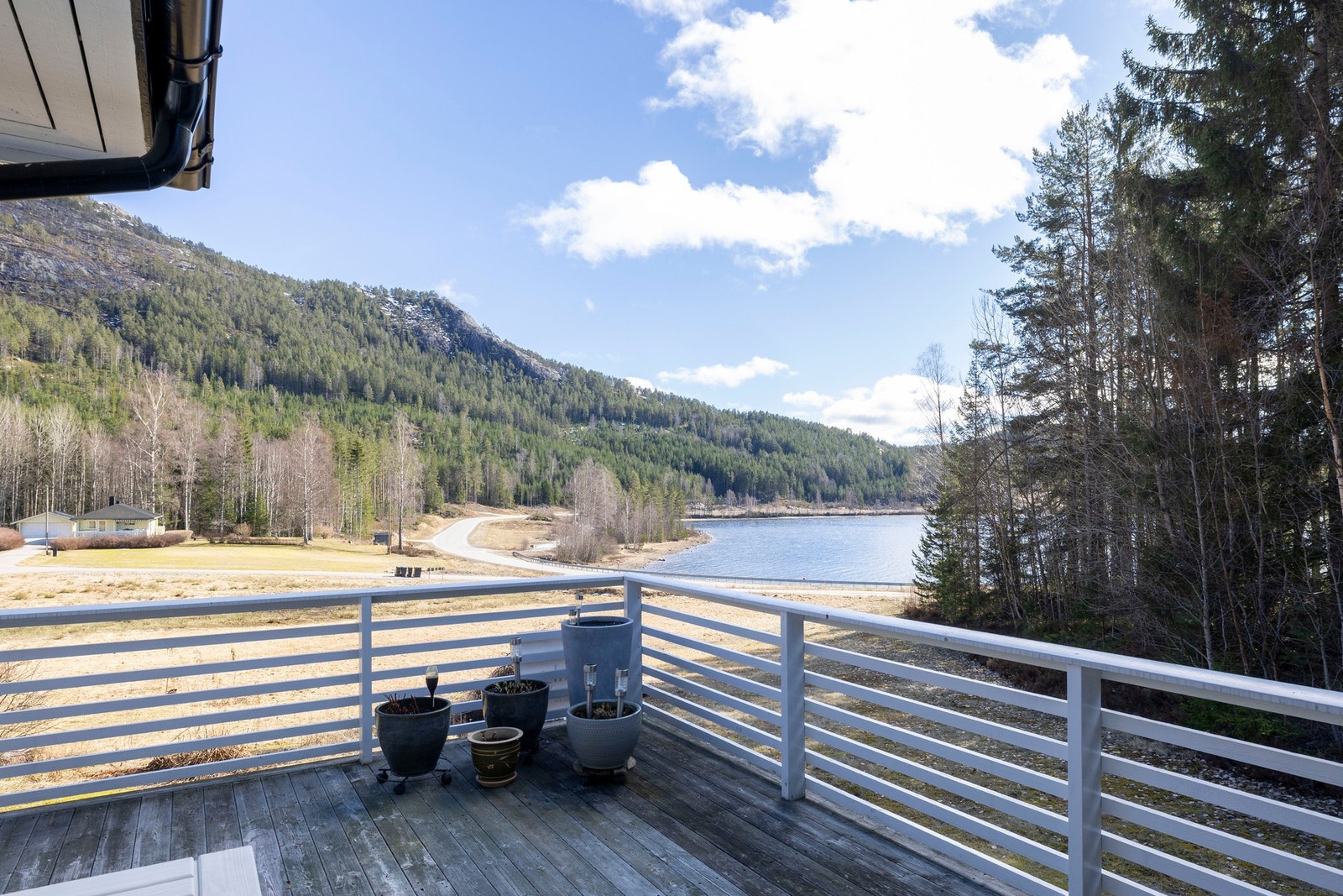 Nydelig utsikt mot vannet og omkringliggende natur, rolig og idyllisk beliggenhet. Galleribilde