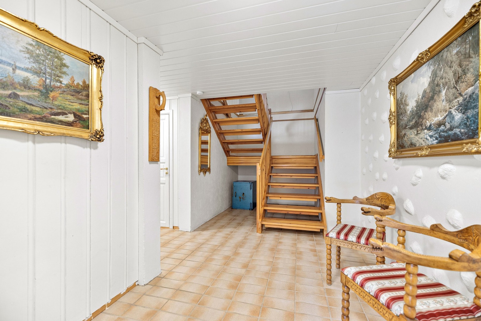 Underetasje består av et innredet rom benyttet som soverom, bod, matbod, vaskerom og bad. Galleribilde