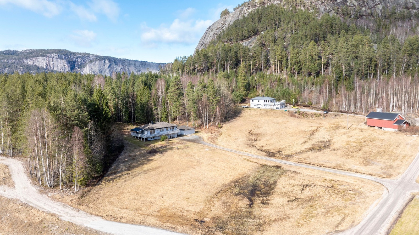 Beliggenheten gir en fin kombinasjon av naturnær tilværelse og praktisk tilgang til nødvendige servicetilbud, og egner seg godt for både barnefamilier og de som ønsker rolige omgivelser. Galleribilde
