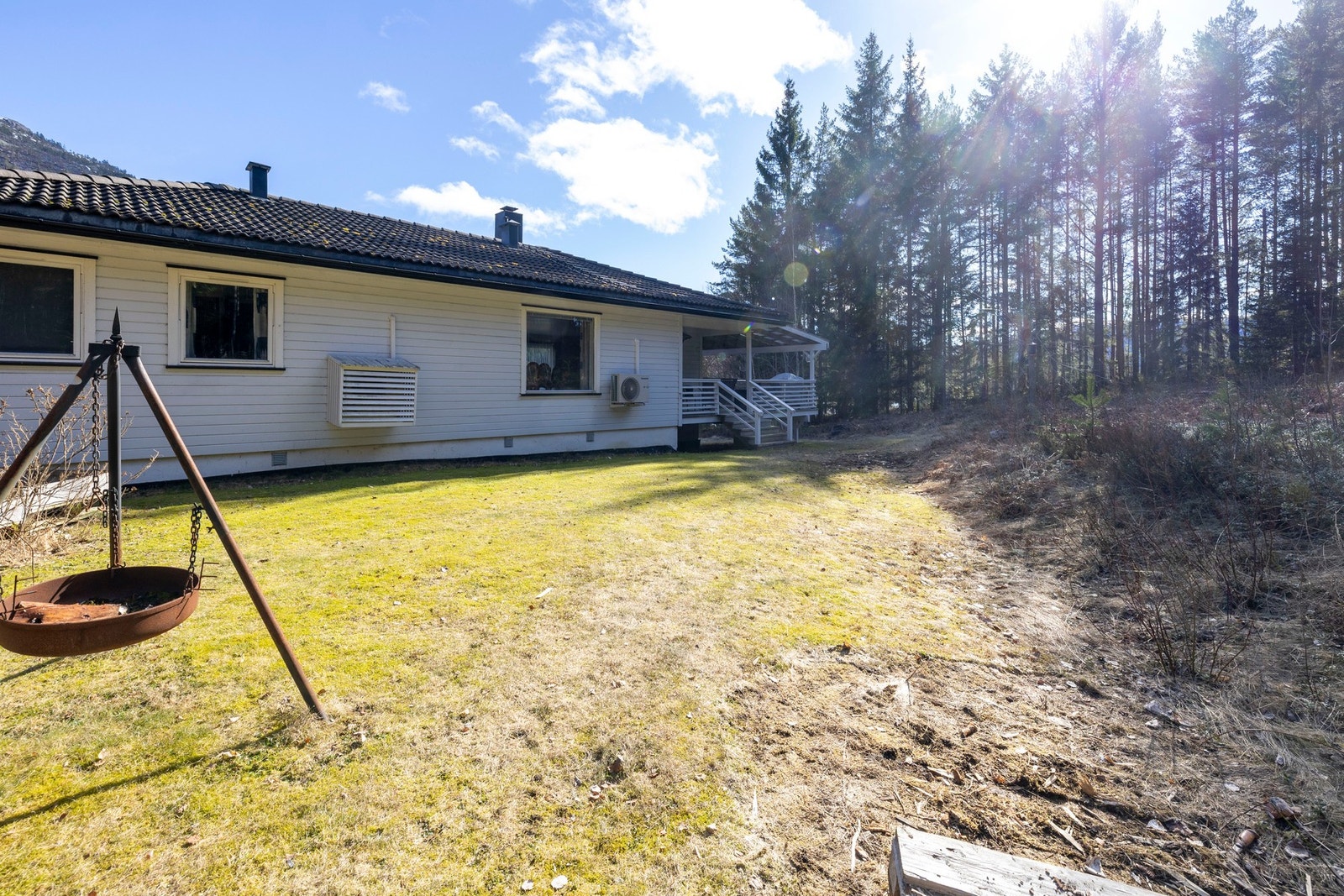 Solrik hage med naturlig overgang til skog, gode uteområder for hele familien. Galleribilde