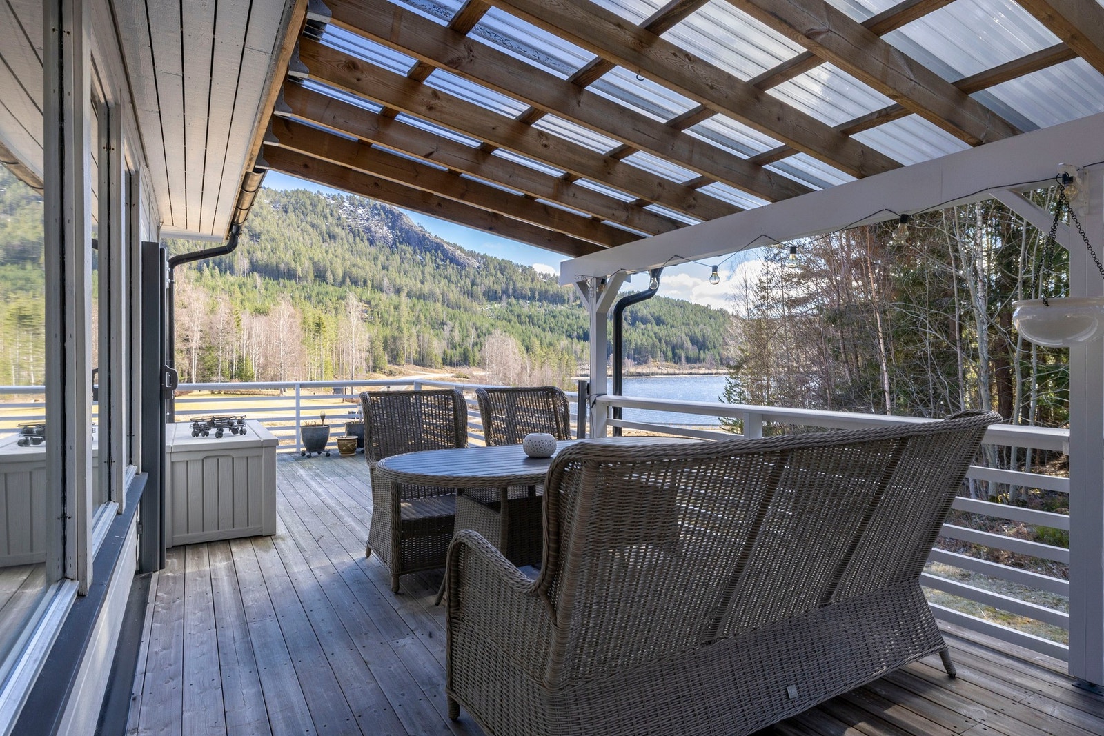 Overbygget og lun veranda med god plass til utemøbler, perfekt for lange sommerkvelder. Galleribilde