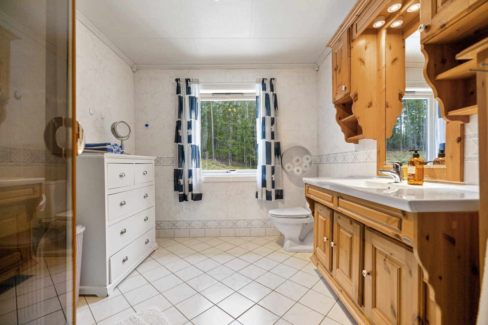 Badet er opplyst renovert etter byggeår og fremstår med flislagt gulv og lyse, flislagte veggflater. Galleribilde