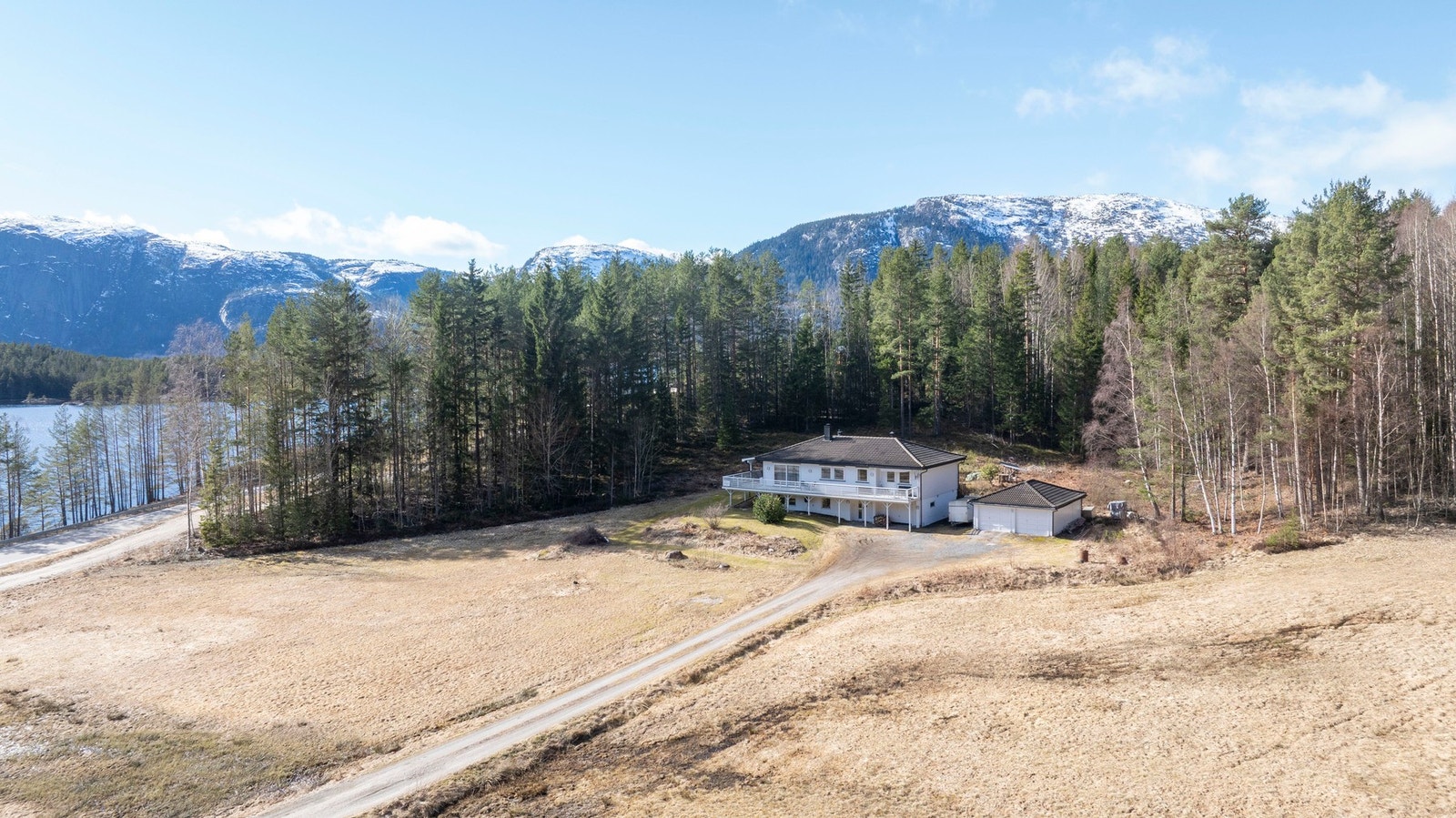 Boligen har en landlig og rolig beliggenhet i Nissedal kommune, med kort avstand til Treungen sentrum og vakre naturomgivelser. Galleribilde