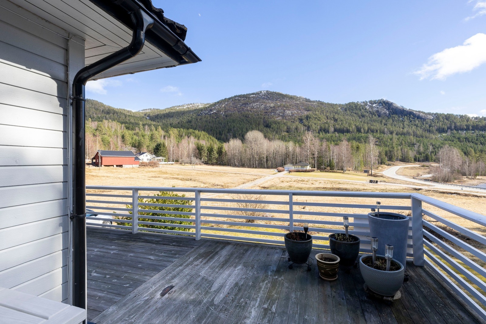 Romslig terrasse med gode solforhold og flott utsyn over landskapet. Galleribilde