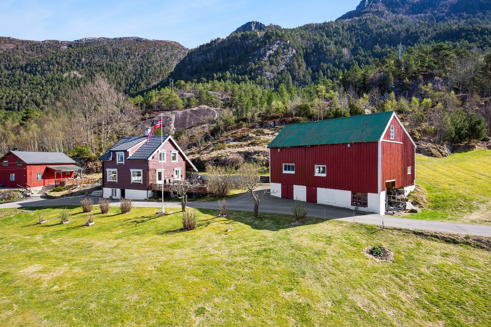 Landbrukseiendom med flott utsikt og solrik, fin beliggenhet i Møst Galleribilde