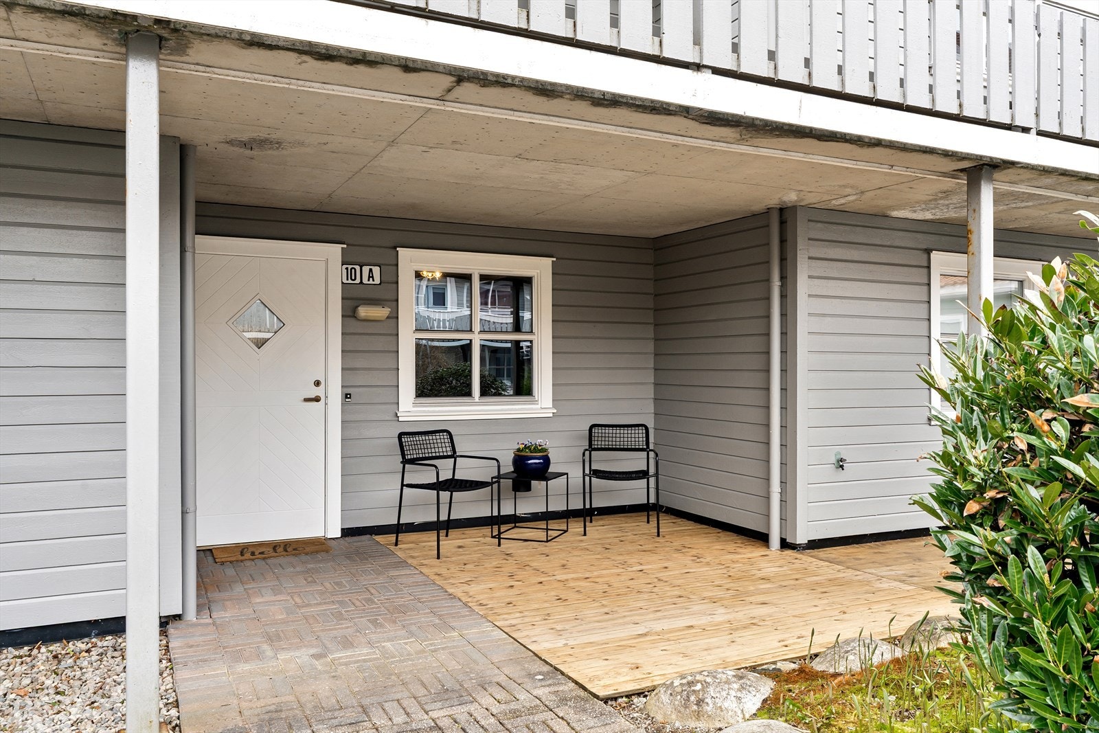 Overbygget inngangsparti og god plass til sittegruppe. Galleribilde