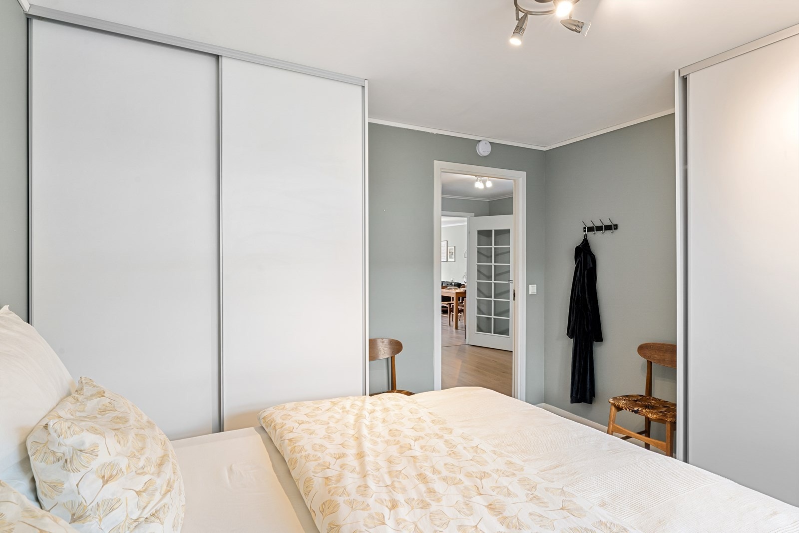 Soverommet har to praktiske garderober med skyvedører. Galleribilde