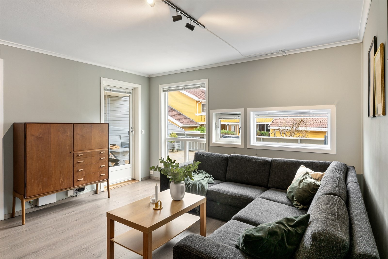 Fra stuen er det direkte utgang til en stor terrasse. Galleribilde
