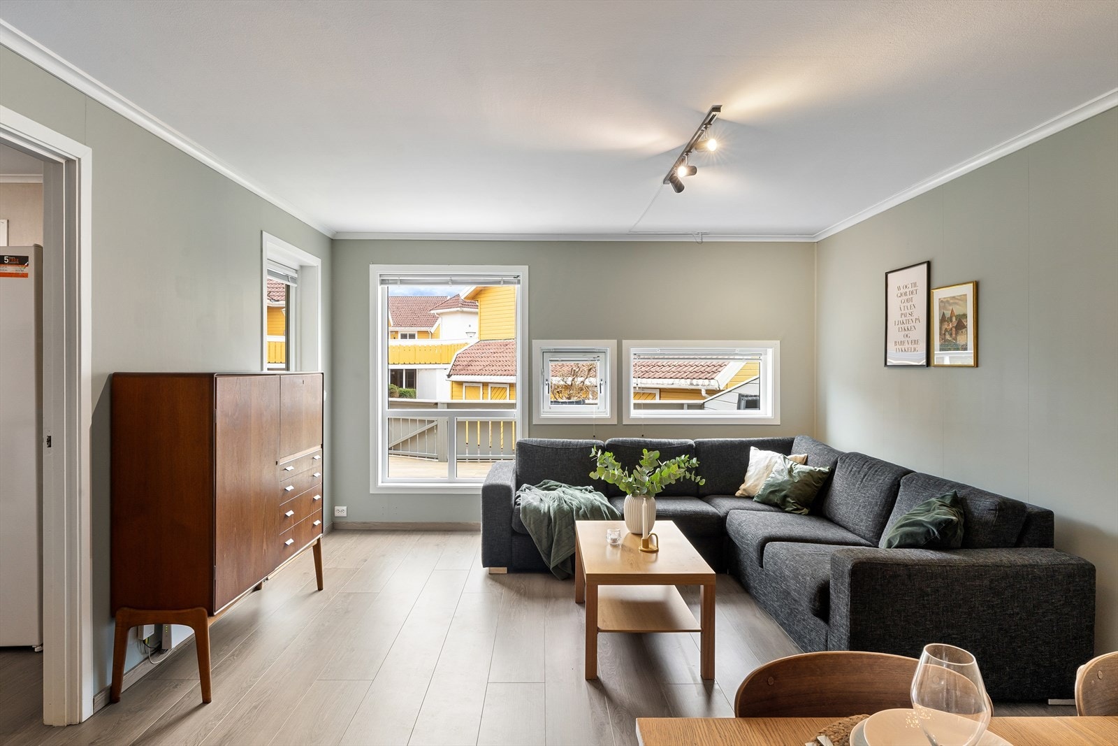Stue med god plass til sofagruppe og spisebord. Galleribilde