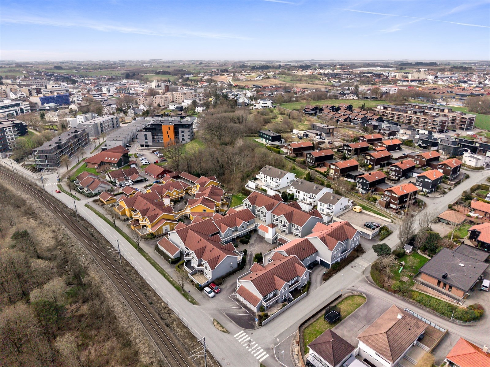 Attraktiv og sentralt beliggende i et etablert boligområde. Kort avstand til sentrum, turområder og kollektivtransport. Galleribilde