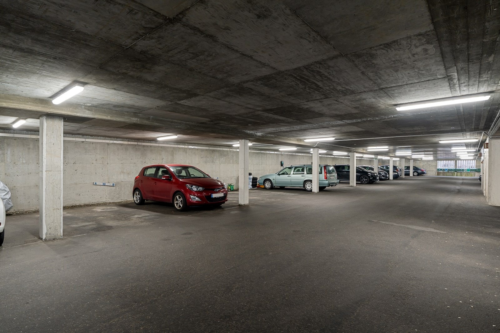 Parkering i lukket garasje. Galleribilde