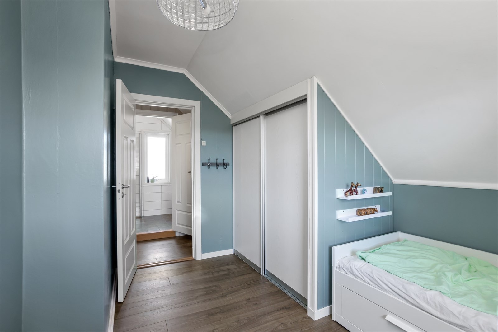 Ett av rommene har også plassbygd skyvedørsgarderobe. Galleribilde
