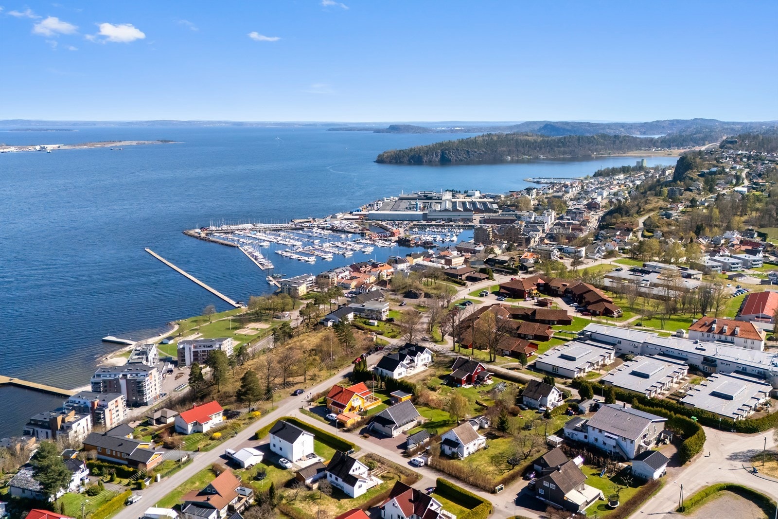 Holmestrand er svært idyllisk på sommerstid med badestrand, båtbrygger og aktivitetsområde med volleyballbane m.m. Galleribilde