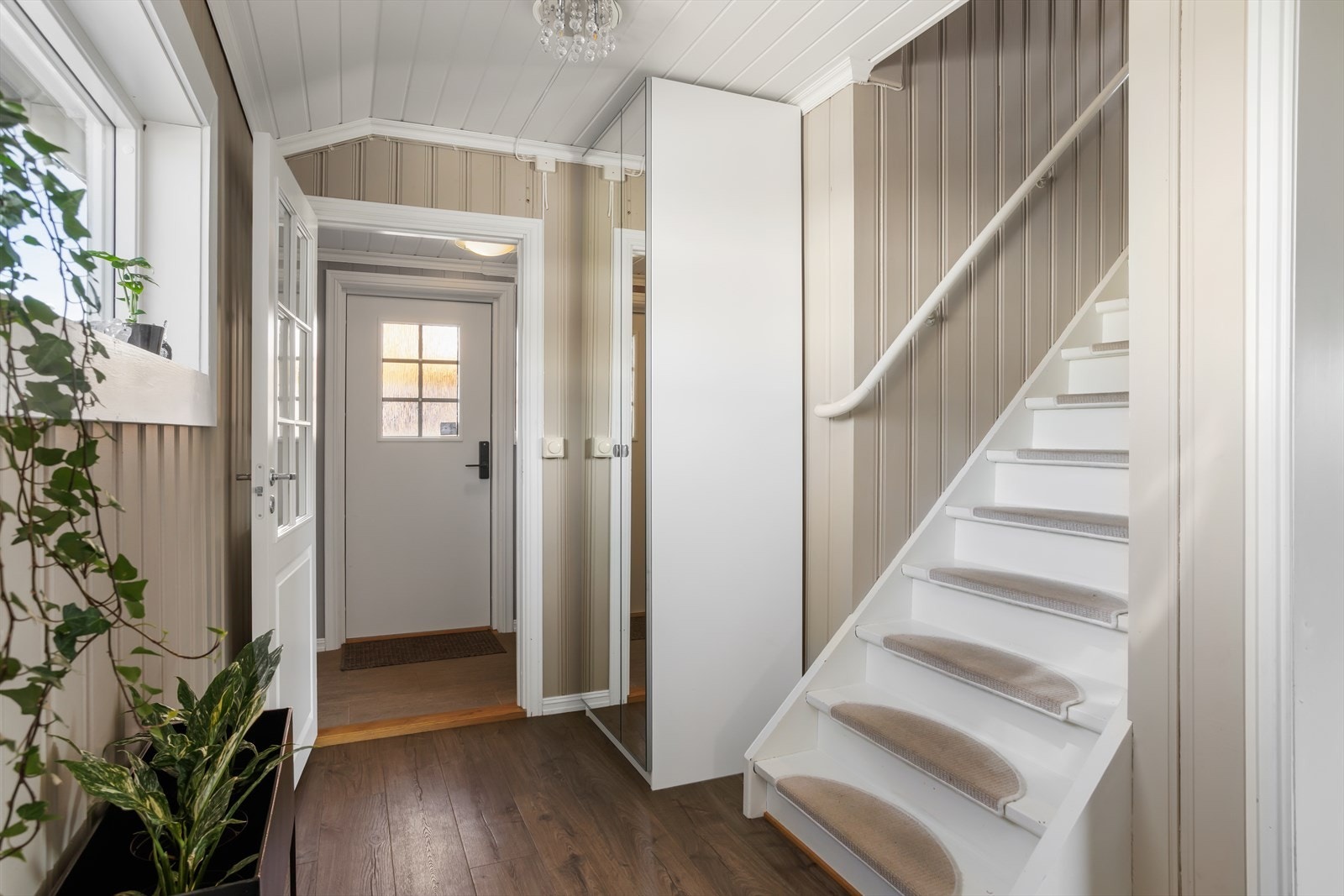 Gang og entré med plass til familiens ytterbekledning. I entreen er det flislagt gulv med varmekabler og kodelås på ytterdør. Galleribilde
