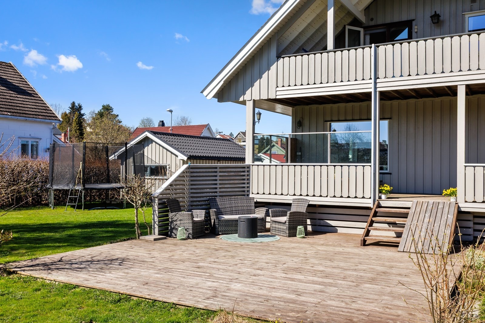 Fine uteplasser i begge etasjer av huset, samt stor og flott hage med masse lekeplass. Galleribilde