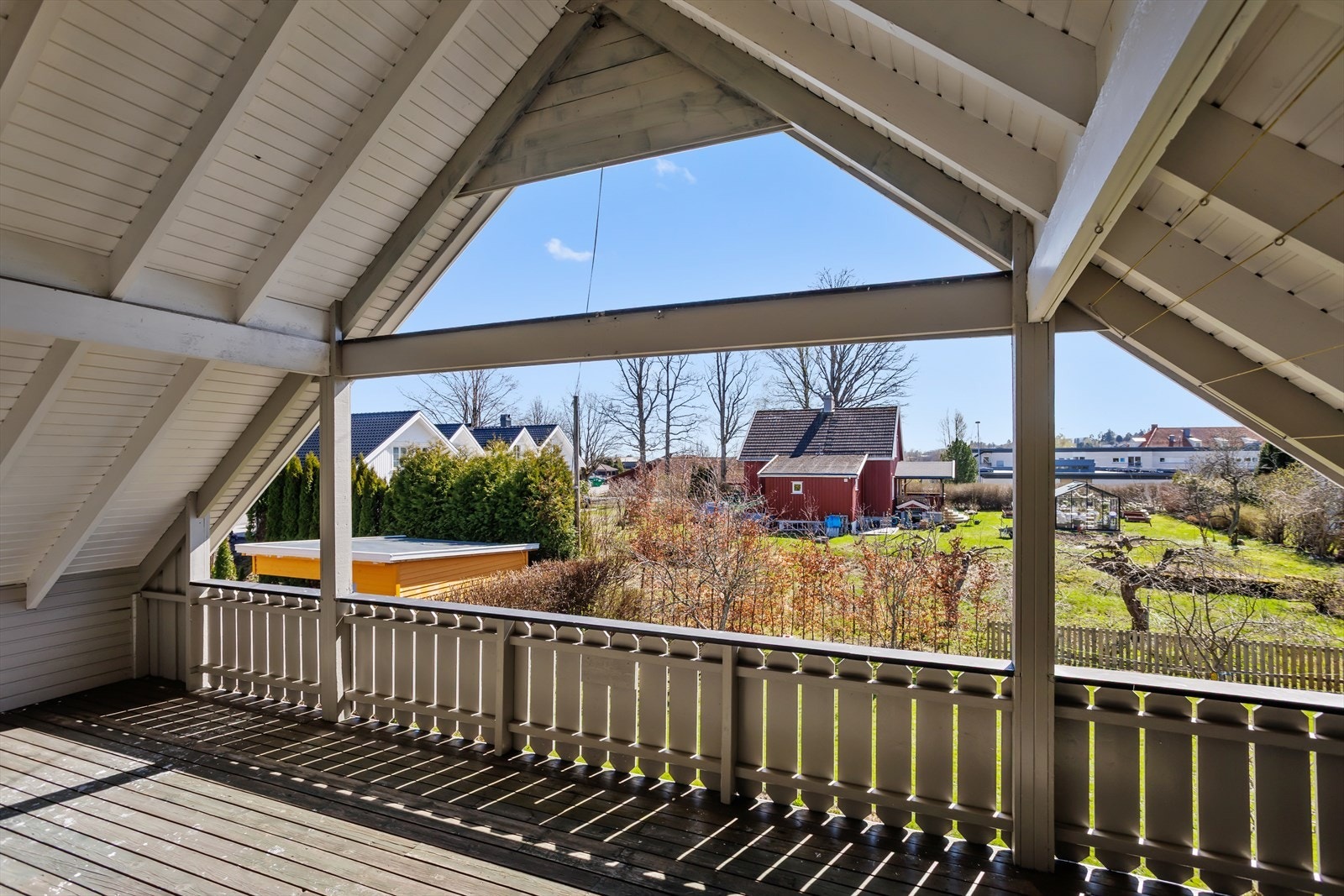 Balkongen har gulvareal på ca. 22 kvm og vender mot syd og egen hage. Galleribilde