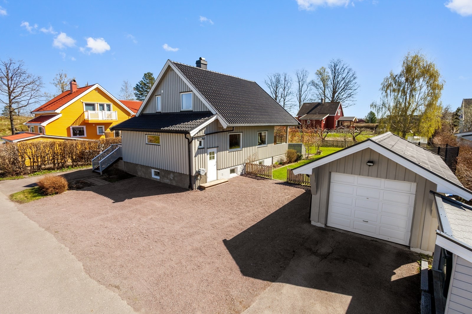 Masse parkeringsmuligheter på egen tomt og i garasje. Galleribilde