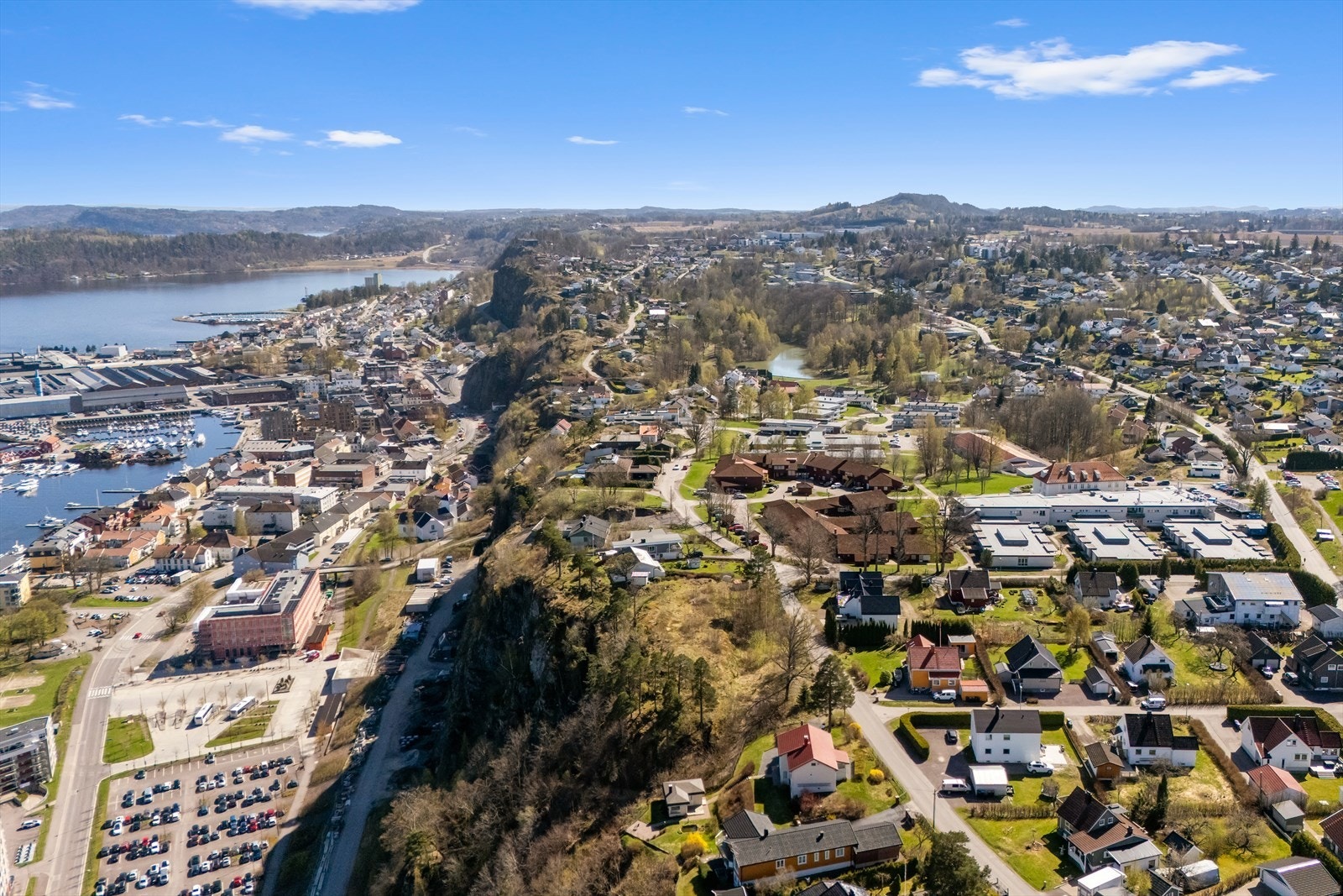 Det tar ca. 3 minutter (250 meter) å gå til Fjellheisen som enkelt tar deg ned til stasjonen, fjorden og sentrumskjernen. Galleribilde
