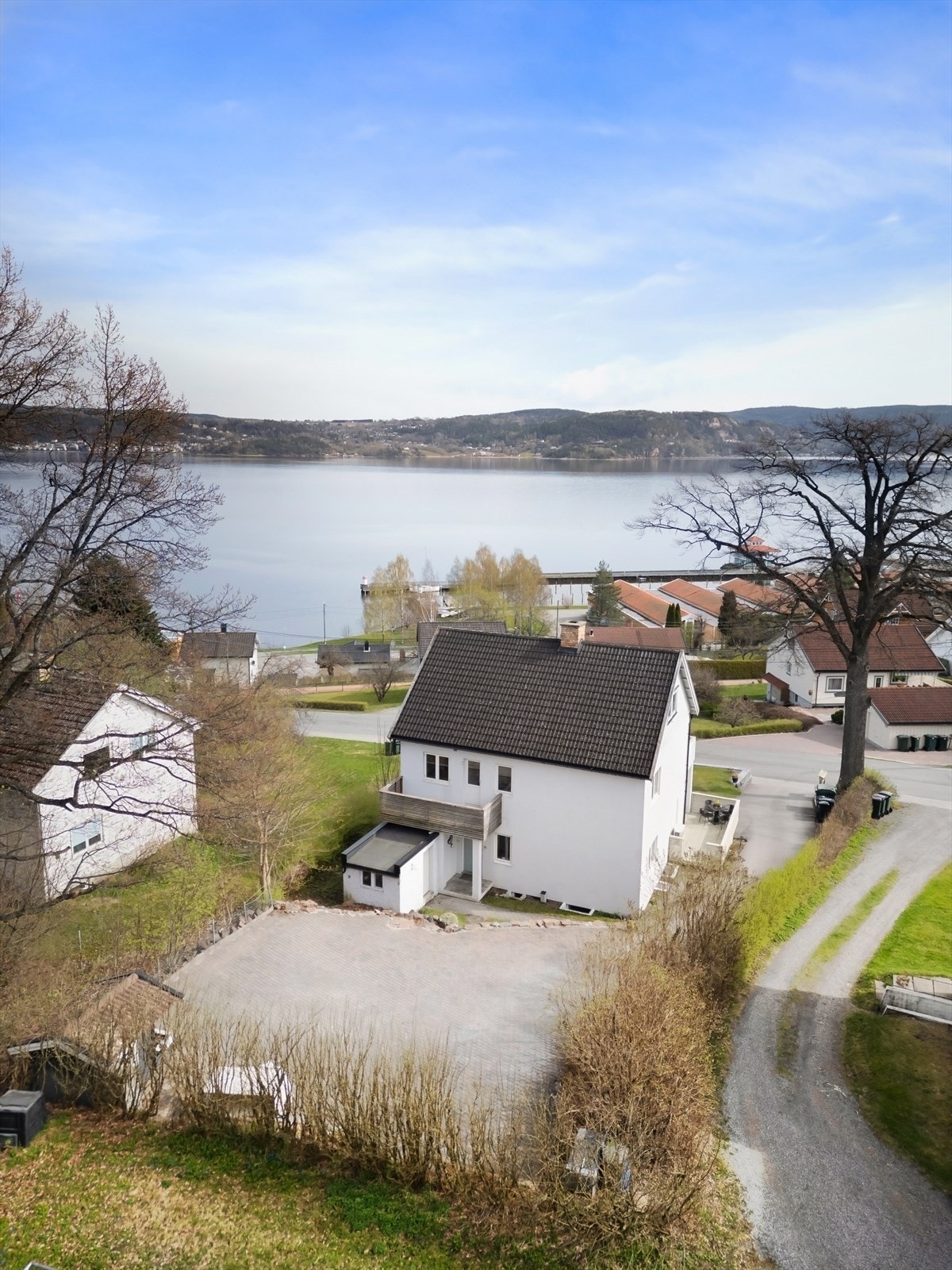 Det er under 1 km til populær barneskole med tilhørende idrettsanlegg, flere barnehager og to dagligvarebutikker samt post-i-butikk. Galleribilde