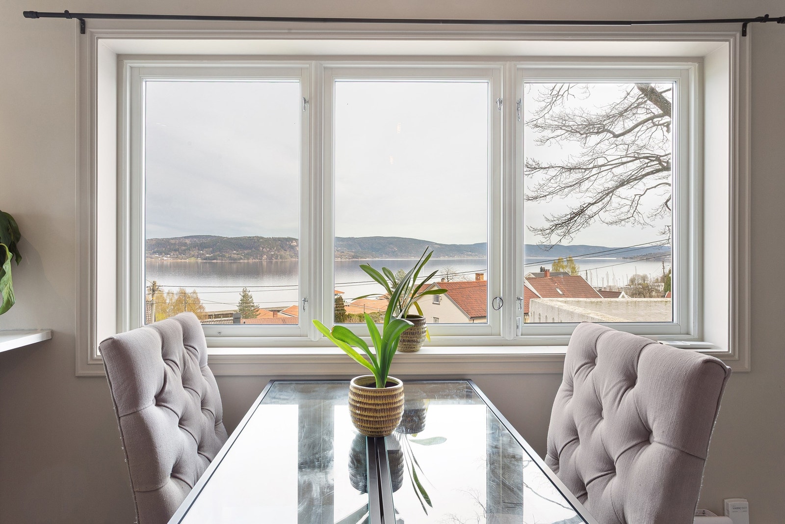 De store vindusflatene gir rikelig med lys og rammer inn utsikten over Drammensfjorden. Galleribilde