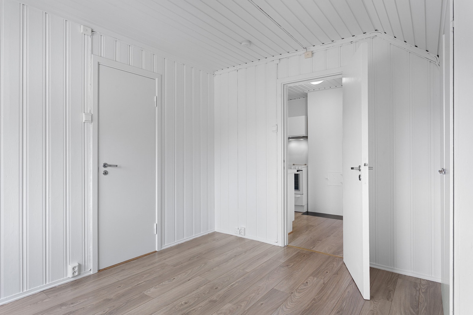 Rommet har slette innerdører og naturlig ventilasjon via luftespalter i vinduene. Galleribilde