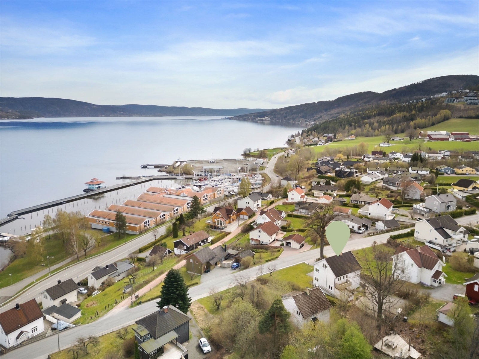 Kort kjørevei (ca. 10 min) til Drammen sentrum med sentrumsfasiliteter, flere servicetilbud, bussknutepunkt og togstasjon. Galleribilde