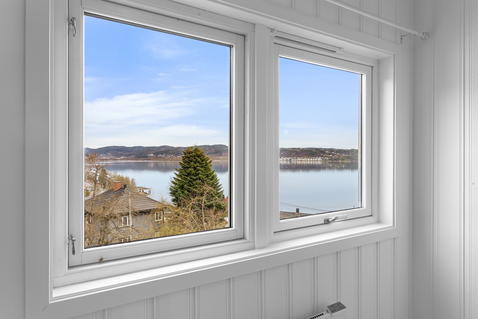Også fra loftsleiligheten er det fin utsikt mot fjorden. Galleribilde