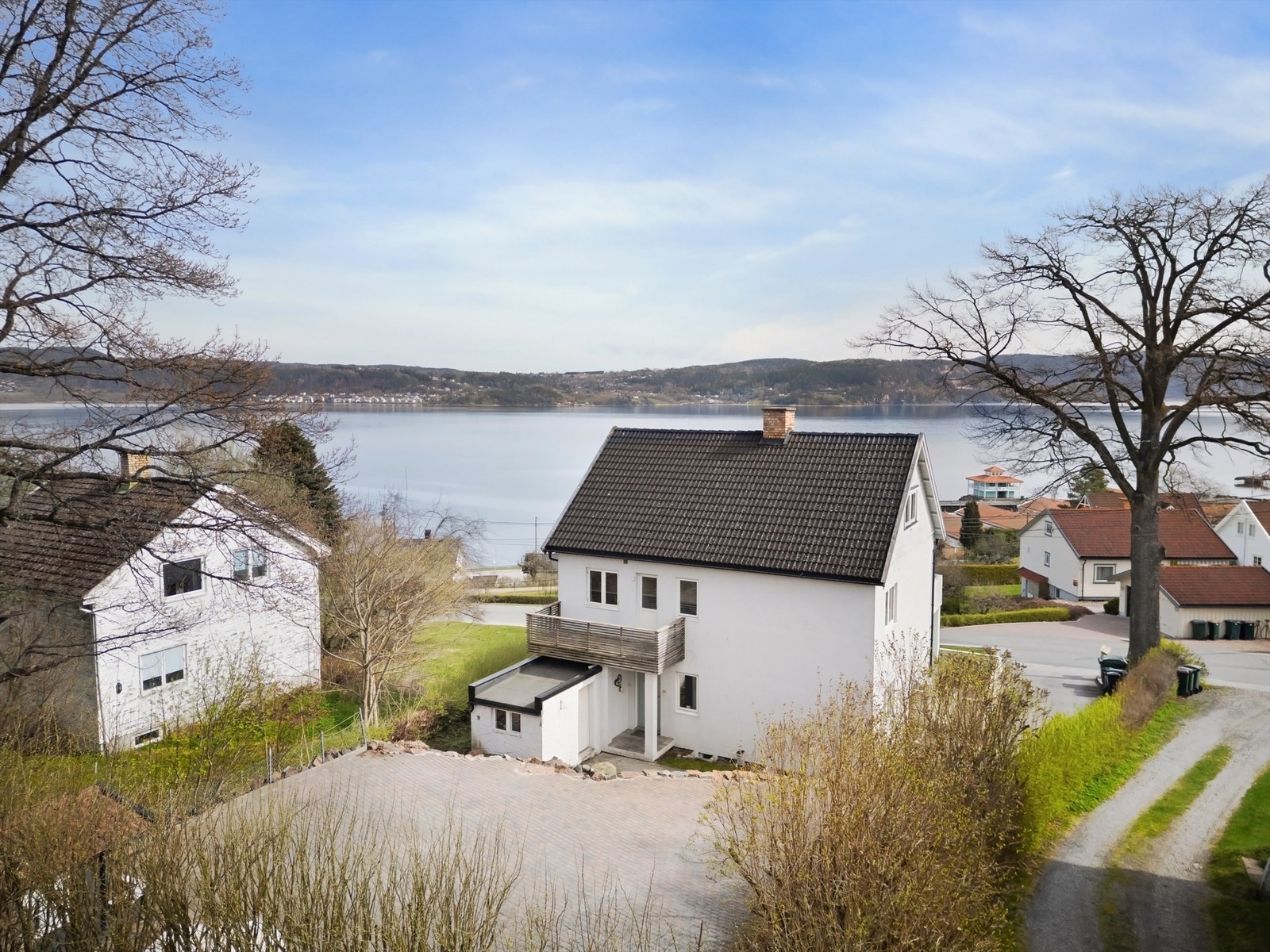 Gangavstand ned til bl.a. seilforening med båthavn og Knivestranda langs fjorden. Galleribilde