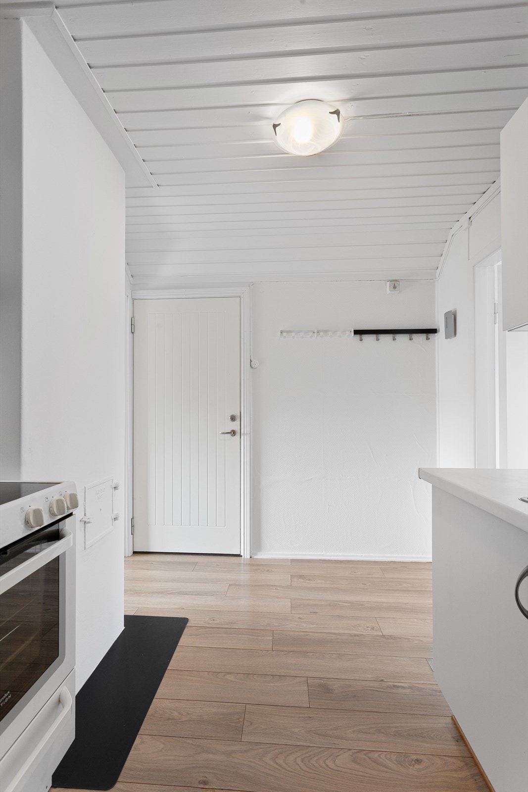 Fra kjøkkenet er det adkomst til soverom og stue, samt utgang til felles trapperom. Galleribilde