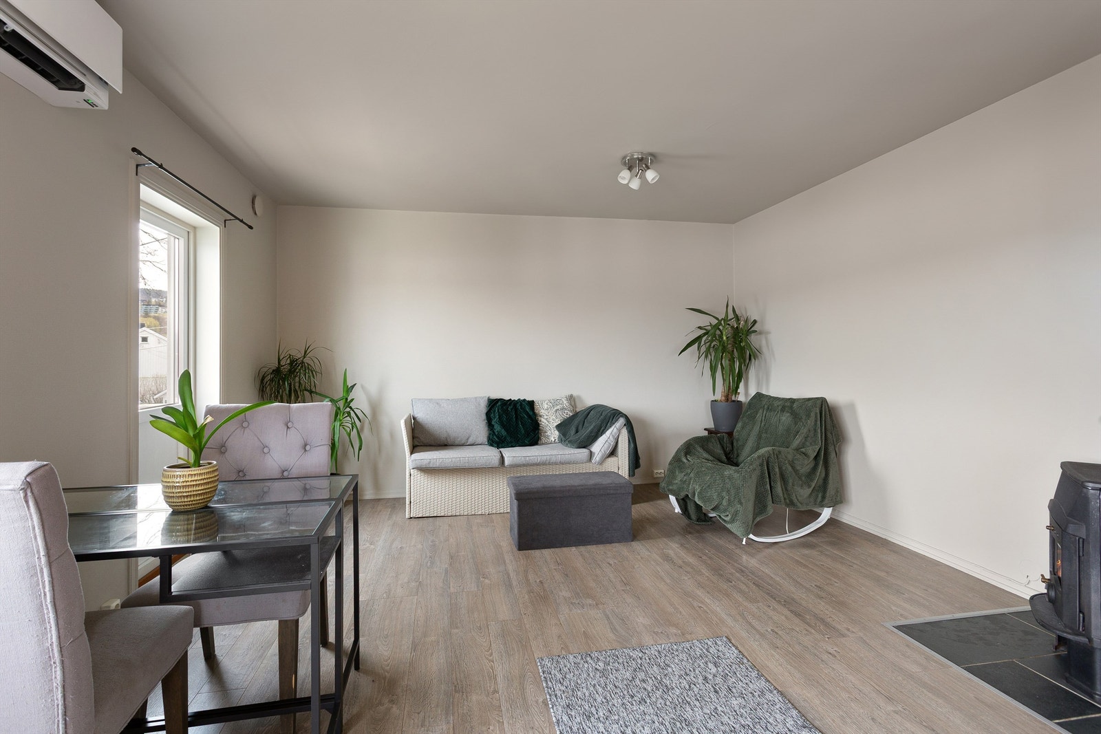 Rommet har gjennomgående laminat på gulvet, som gir en enhetlig og åpen romfølelse. Galleribilde