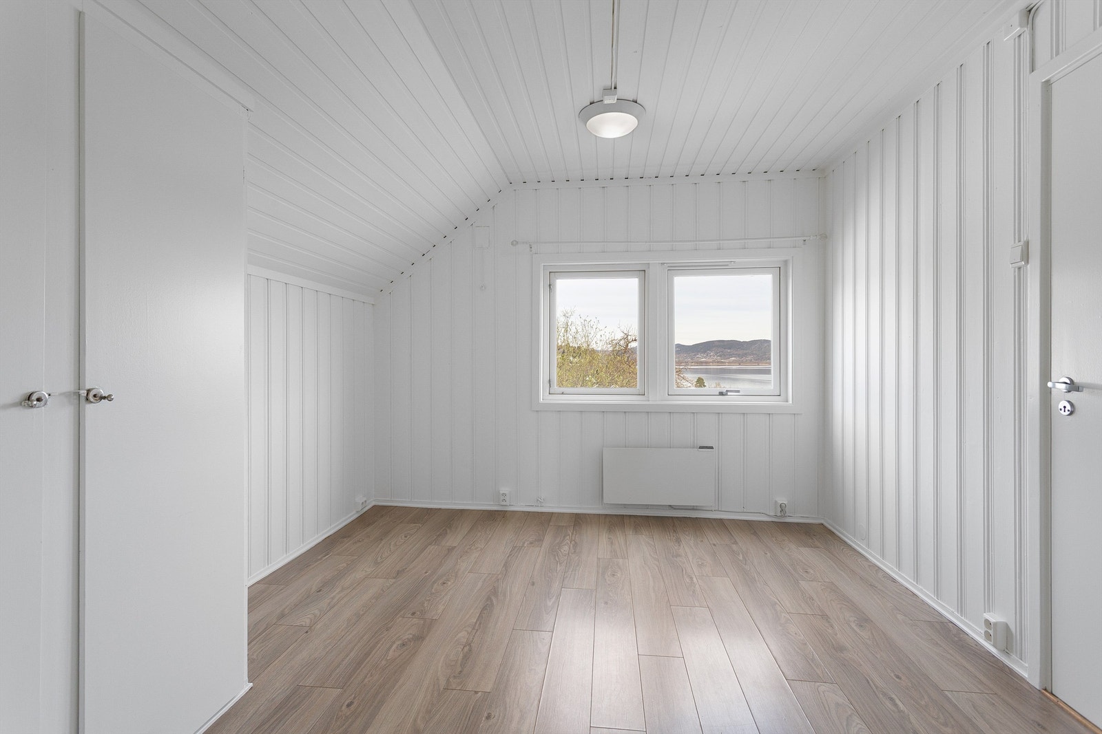 Soverommet i 3. etasje har laminatgulv og malt panel, i likhet med resten av leiligheten. Galleribilde