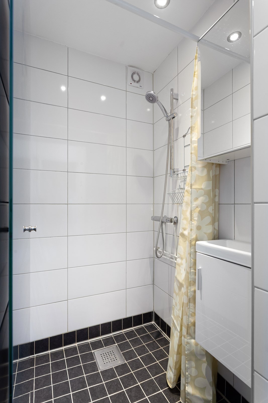Dusjrommet i 2. etasje har flislagt gulv med varme, downlights i taket og en avtrekksvifte på yttervegg. Galleribilde